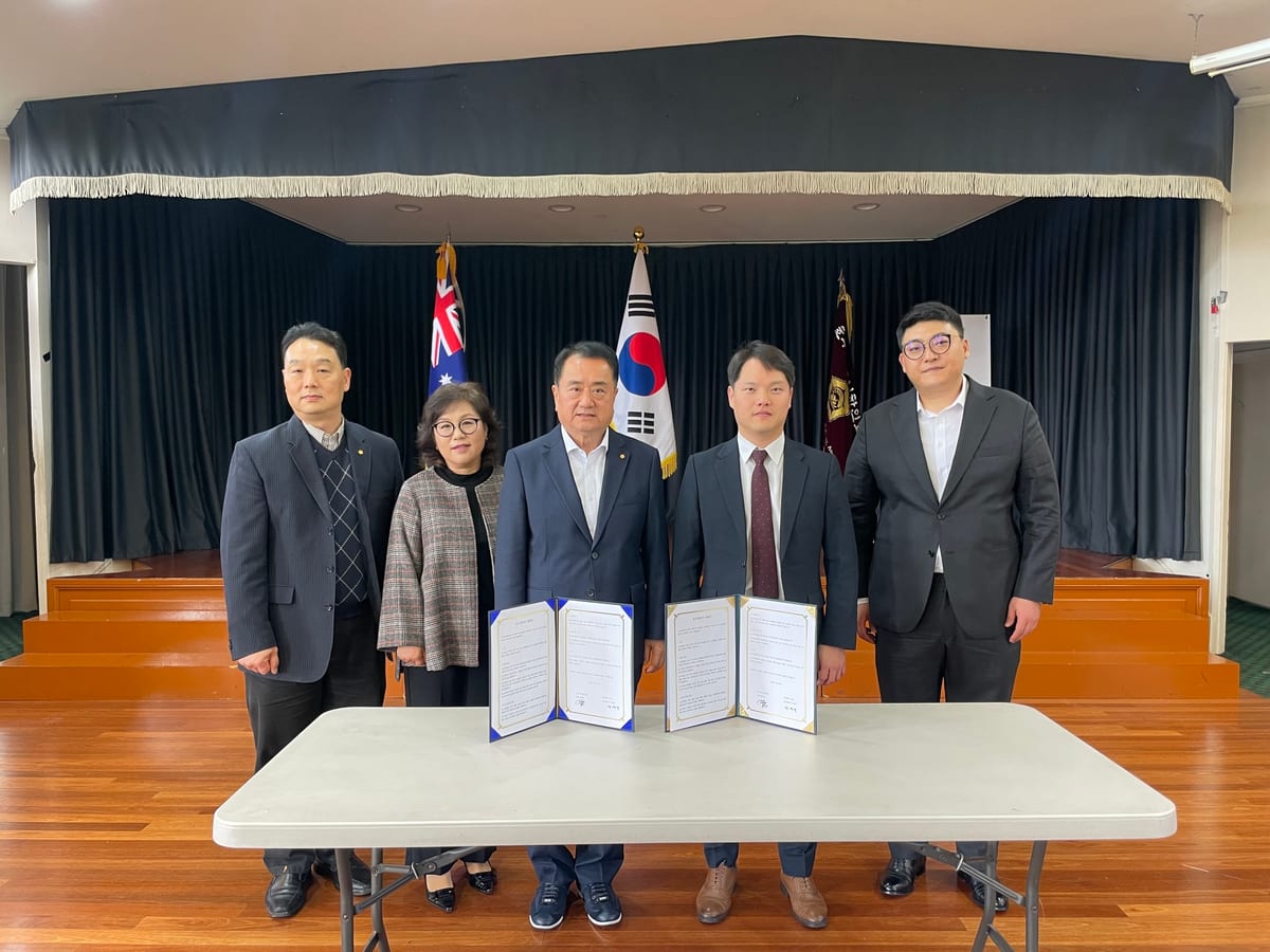 시드니 한인회와 법무법인 여온 관계자들이 동포사회의 권익 보호 및 한국 관련 법률 지원 강화를 위한 업무협약(MOU) 체결 후 기념촬영을 하고 있다.