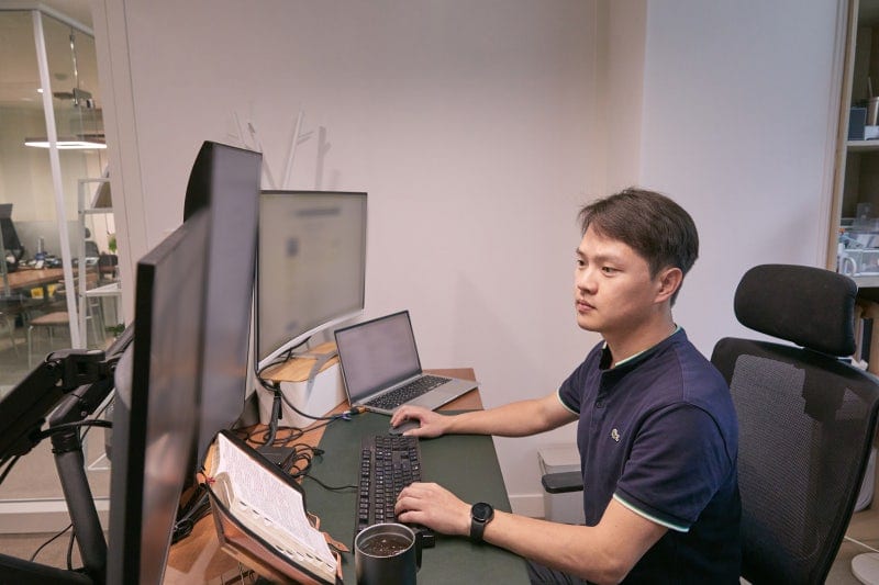 유영규 법무법인 여온 대표변호사가 해외 거주 한인들의 상속·부동산·가족관계 관련 법률 자문 업무를 검토하고 있다.